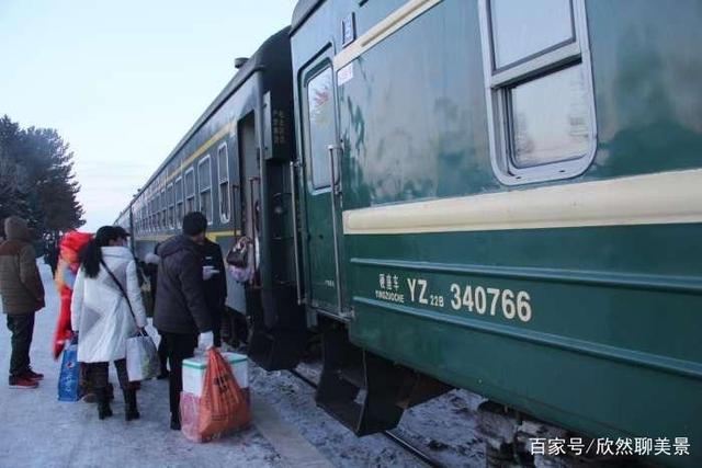 中國最特殊的一輛火車，全程20小時80多個站點，冬天全靠煤炭取暖
